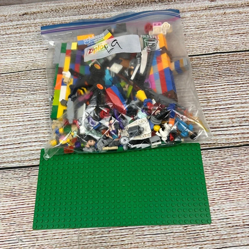 LEGO Mixed Bulk Lot‎ 1lb 1.8oz Minifigures Batman City Green Baseplate Bricks